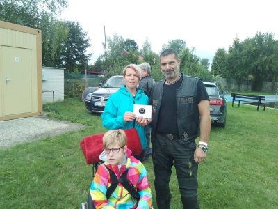 I my jsme dnes přispěli Michalce Bernardové finančním darem na nákup pomůcek, které jí pomůžou s jejím zdravotním hendikepem.